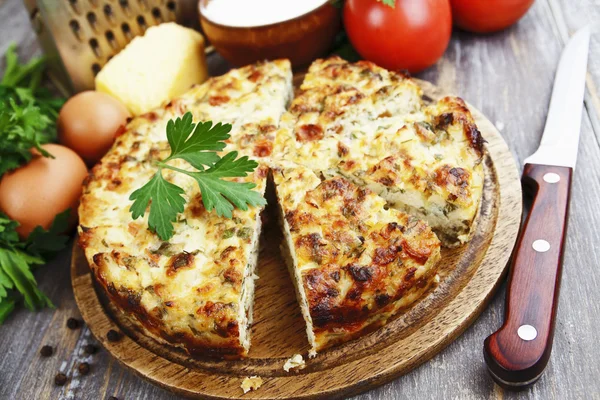 Pastel de pescado en la mesa — Foto de Stock