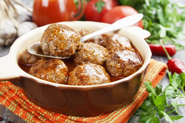 Albóndigas en la olla de cerámica — Foto de Stock