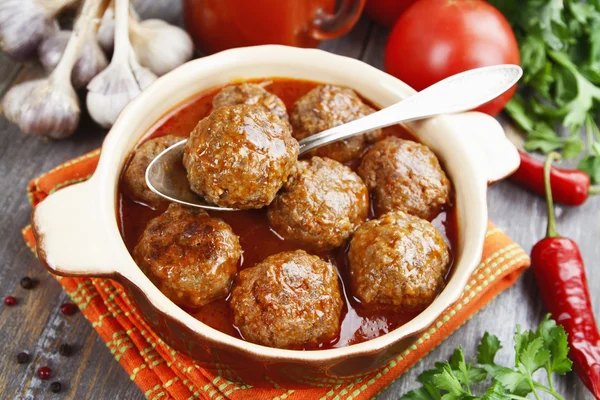 Albóndigas en la olla de cerámica — Foto de Stock