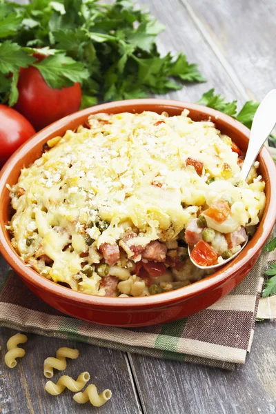 Baked pasta with bacon and green peas — Stock Photo, Image