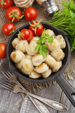 Etli kızarmış hamur köftesi