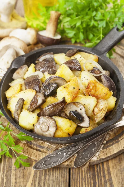 Gedroogde aardappelen met champignons — Stockfoto