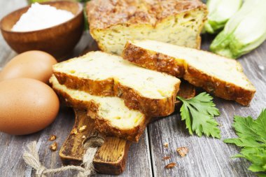 Peynir ve otlar ile sebze pie