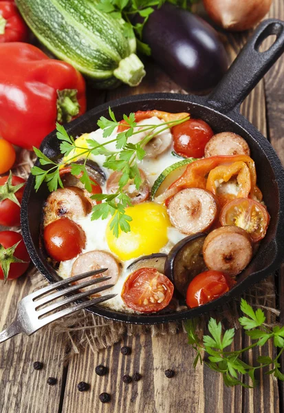 Spiegeleier mit Gemüse und Wurst — Stockfoto