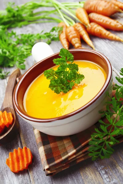 Sopa de cenoura no pote de cerâmica — Fotografia de Stock