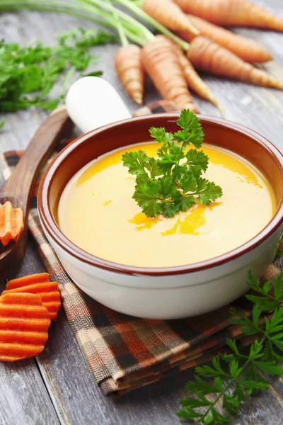 Sopa de zanahorias en la olla de cerámica — Foto de Stock