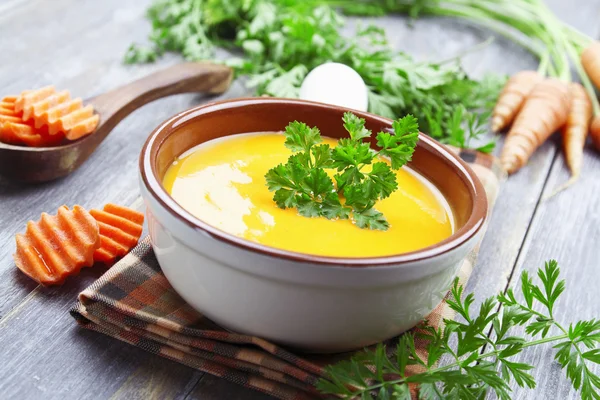 Καρότα σούπα στο κεραμικό δοχείο — Φωτογραφία Αρχείου