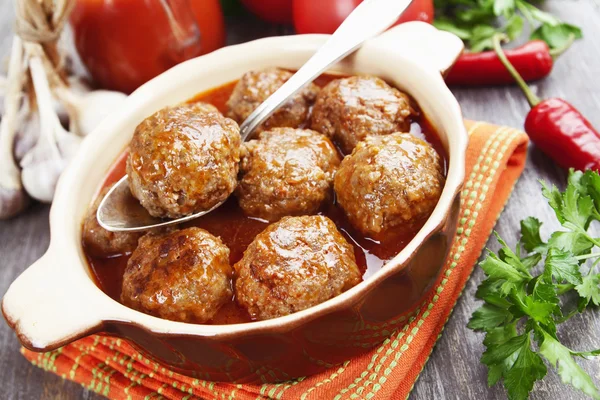 Meatballs in the ceramic pot — Stock Photo, Image