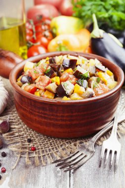 Bir cam kavanoza haşlanmış sebze