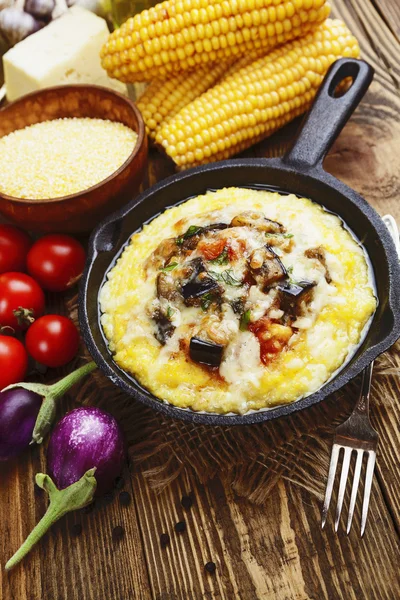 Polenta mit Gemüse und Käse gebacken — Stockfoto