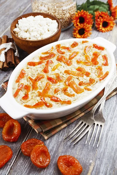 Buckwheat casserole with cottage cheese and dried apricots — Stock Photo, Image