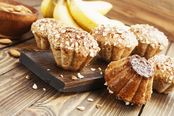 Hemgjord banan muffins med mandel — Stockfoto