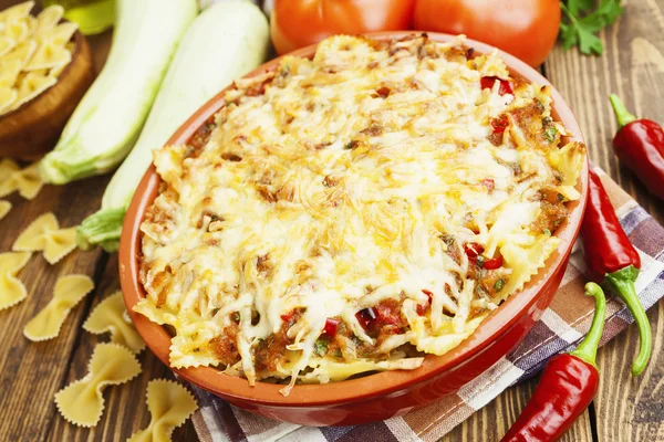 Baked pasta with vegetables and chilli — Stock Photo, Image