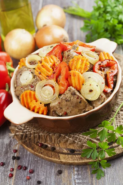 Liver fried with vegetables in the ceramic pot — Stock Photo, Image