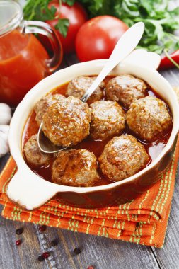 Seramik tencerede köfte