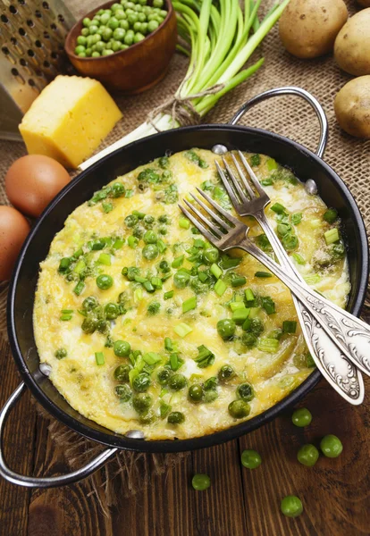 Omelette aux petits pois, pommes de terre et fromage — Photo