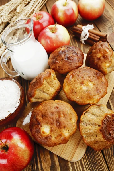 Яблочные кексы с корицей — стоковое фото