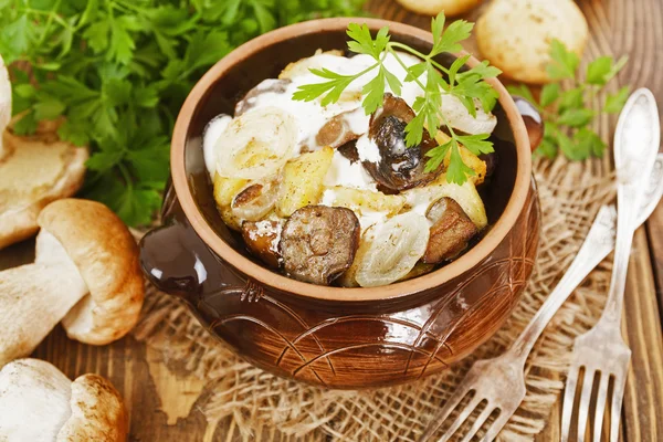 Patatas cocidas con champiñones y crema agria — Foto de Stock