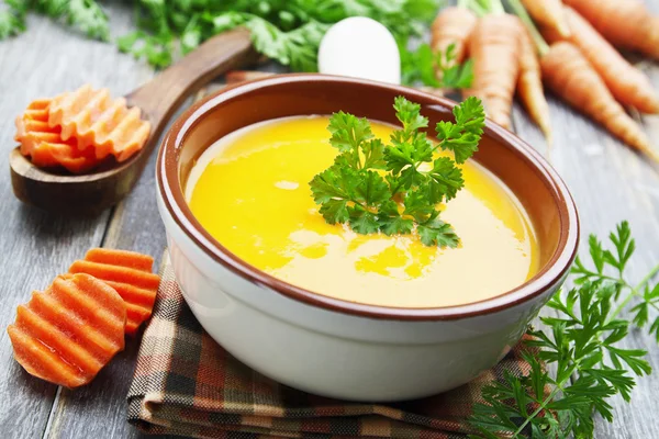 Sopa de cenoura no pote de cerâmica — Fotografia de Stock