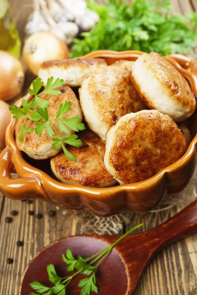 Patatas de pollo sobre la mesa — Foto de Stock