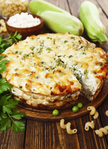 Cacerola de pasta con guisantes verdes, calabacín y cuajada — Foto de Stock