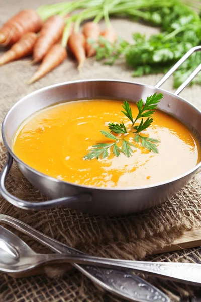 Sopa de cenoura na mesa — Fotografia de Stock