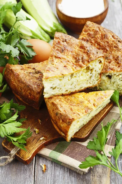 Plăcintă cu dovlecei cu brânză și ierburi — Fotografie, imagine de stoc