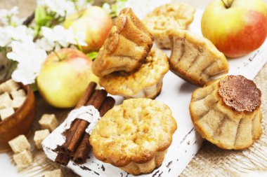 Elma kek tarçın ile 