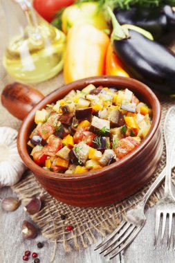 Bir cam kavanoza haşlanmış sebze 