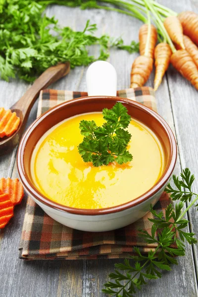 Sopa de zanahorias en la olla de cerámica — Foto de Stock