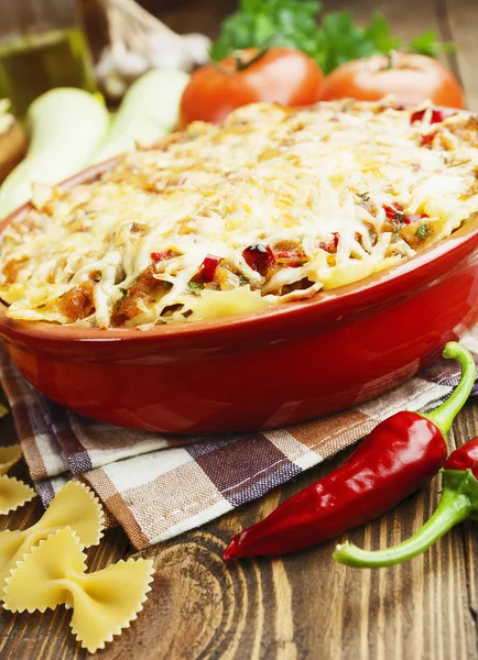 Baked pasta with vegetables and chilli — Stock Photo, Image