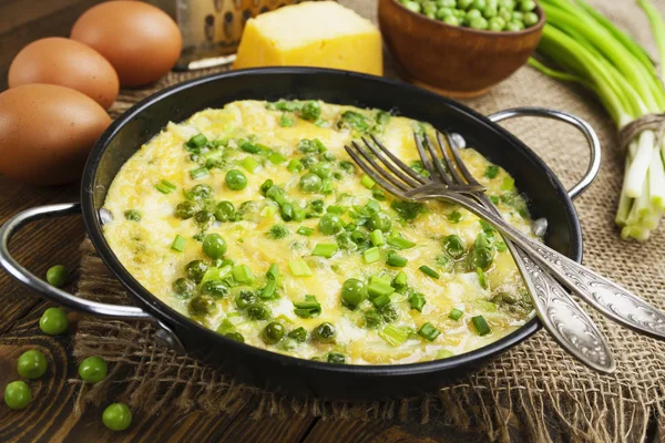 Omelette con piselli verdi, patate e formaggio — Foto Stock