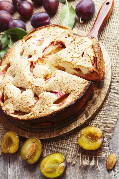 Torta com ameixas na mesa — Fotografia de Stock