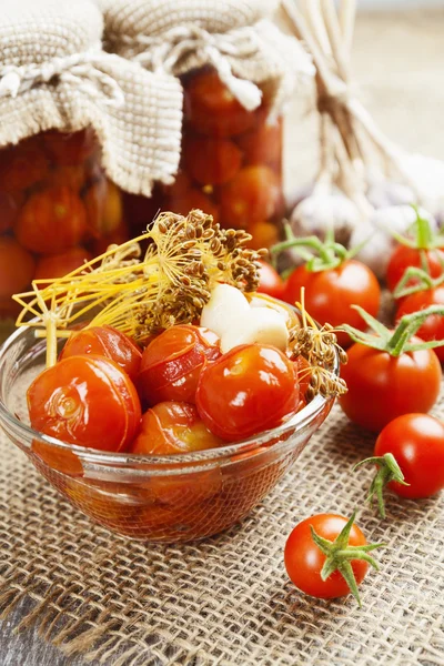 Canning tomaten op tafel — Stockfoto