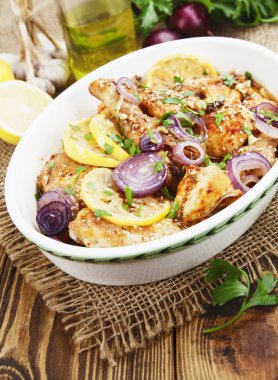 Seramik bir tencerede baharatlı tavuk 