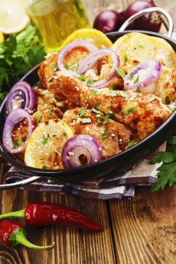 Seramik bir tencerede baharatlı tavuk 