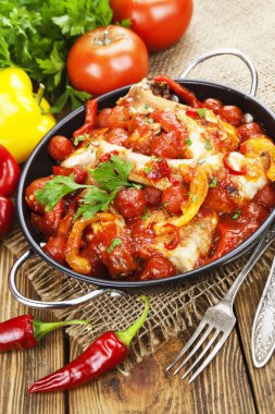 Domates ve biber soslu tavuk 