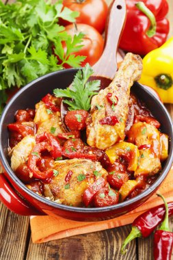 Domates ve biber soslu tavuk 