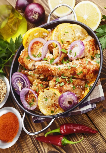 Pollo picante en una olla de cerámica — Foto de Stock