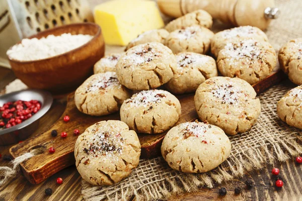 Saler les biscuits à l'avoine au fromage et au poivre — Photo