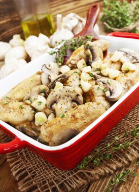 Mantar ile pişmiş tavuk kanadı