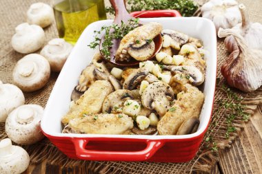 Mantar ile pişmiş tavuk kanadı