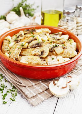 Mantar ile pişmiş tavuk kanadı