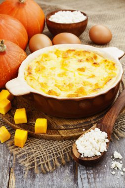 Süzme peynir ve kabak ile güveç 