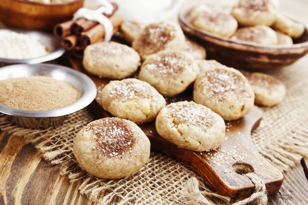 Tarçın ile ev yapımı yulaf ezmeli kurabiye — Stok fotoğraf