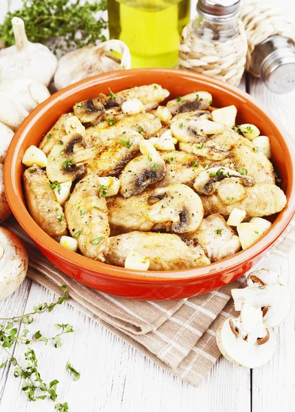 Kippenvleugels, gebakken met champignons — Stockfoto