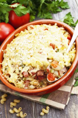 Pastırma ve yeşil bezelye ile pişmiş makarna 