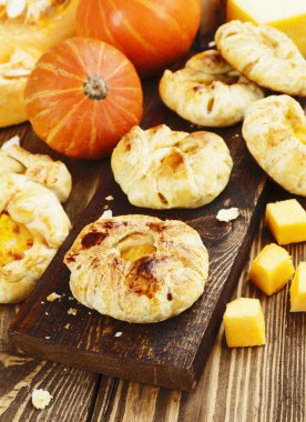 Kabak ve peynirli çörekler 