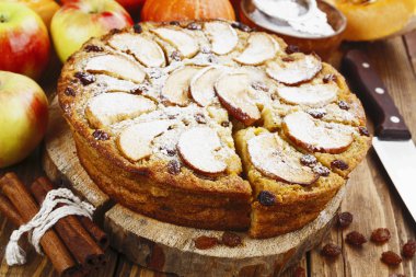 Kabak, Kuru üzüm ve elma pasta 