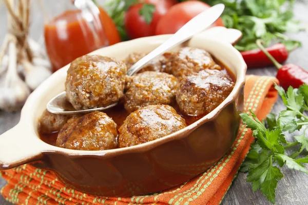 Meatballs in the ceramic pot — Stock Photo, Image